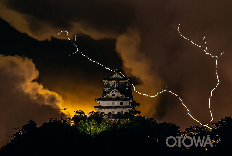 The 20th 雷写真コンテスト受賞作品 Grand Prize -Asking the lightning rod to pull in Mid-Autumn Moon-